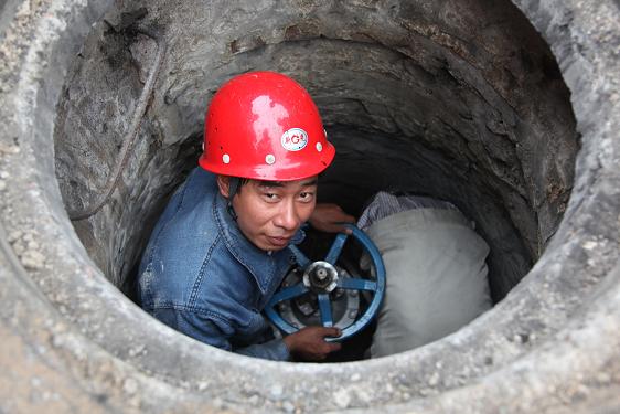 檢修車間王序國在焦化一期更換消防閥門